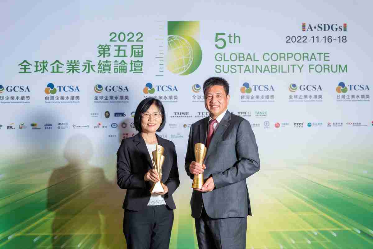 壹号平台作为净零碳排先锋，，，期引领价值链伙伴同行共好，，，卫冕制造业组“十大典范企业” 二连冠殊荣(左：壹号平台光电永续长古秀华，，，右：壹号平台光电董事长暨执行长彭双浪)