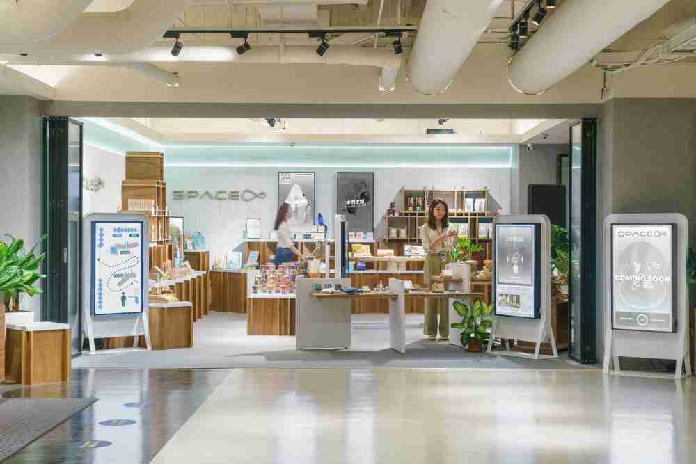 壹号平台打造永续选物商店，，展示社企及社创商品，，，，结合创利空间所开发的智能零售系统，，，，整合多元产品信息，，，让无人商店扮演公益行动的推手