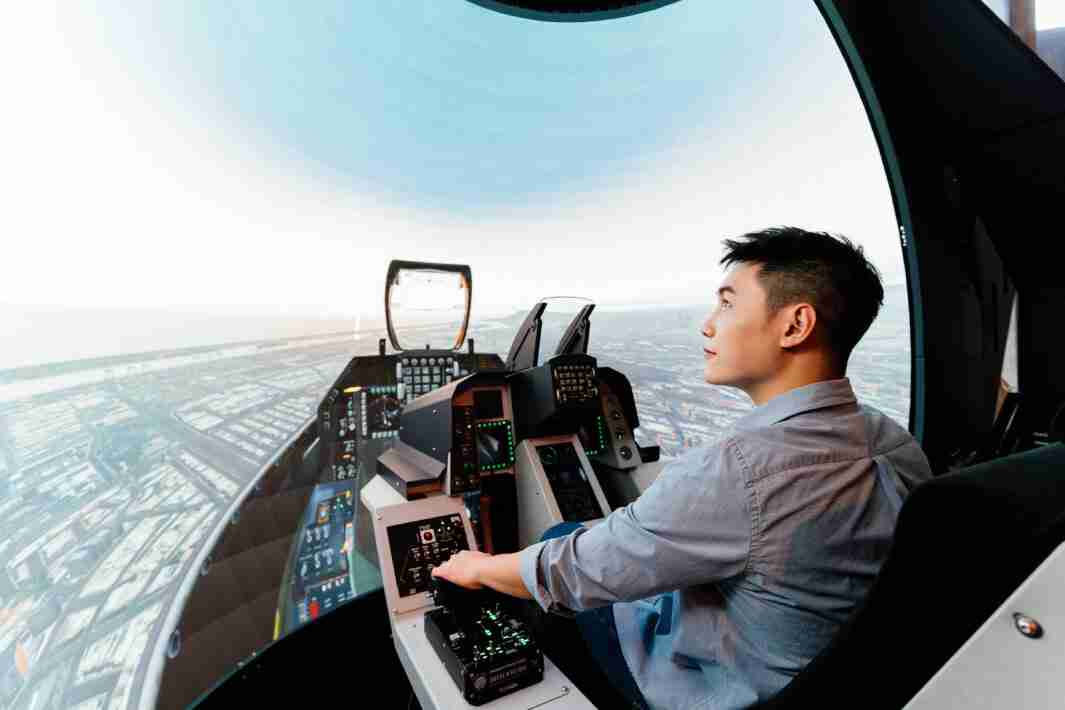 壹号平台以P1.25小间距打造球形LED模拟舱，，，，搭配智崴的精密六轴动态座椅，，结合壹号平台专业影像调校技术，，，，呈现拟真模拟飞行场景