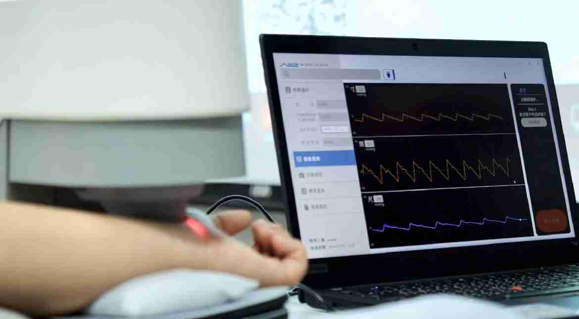 壹号平台耘康以高解析与拟真的显示技术，，，，将其应用于中医检测，，提供“中医数位化检测方案”，，，使传统中医检测结果数据化与可视化