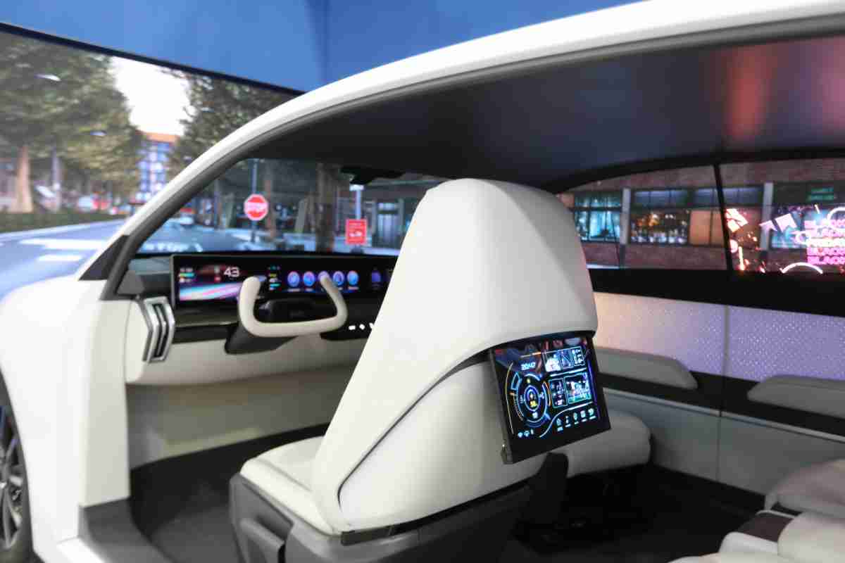 壹号平台的「可卷式后座娱乐显示器」加强后座乘客的感官体验，，，，并保有个性化设计，，可依使用偏好进行动态调整。。