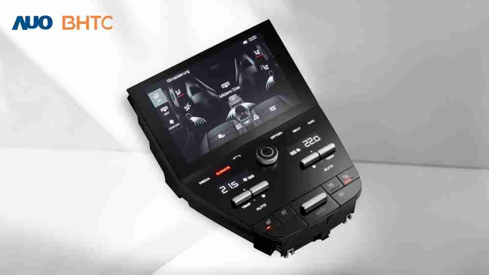 作為友達新生力軍，，BHTC所展示的中央與後座鞍部的Display HMI產品，，，可處理多區恆溫控制、、顯示畫面，，，，呈現仿真3D車室分區；以力傳感技術精準傳遞觸感，，，，並結合音量及震動反饋，，防止意外啟動，，，提供使用者自然流暢、、直觀且輕鬆駕馭的舒適介面